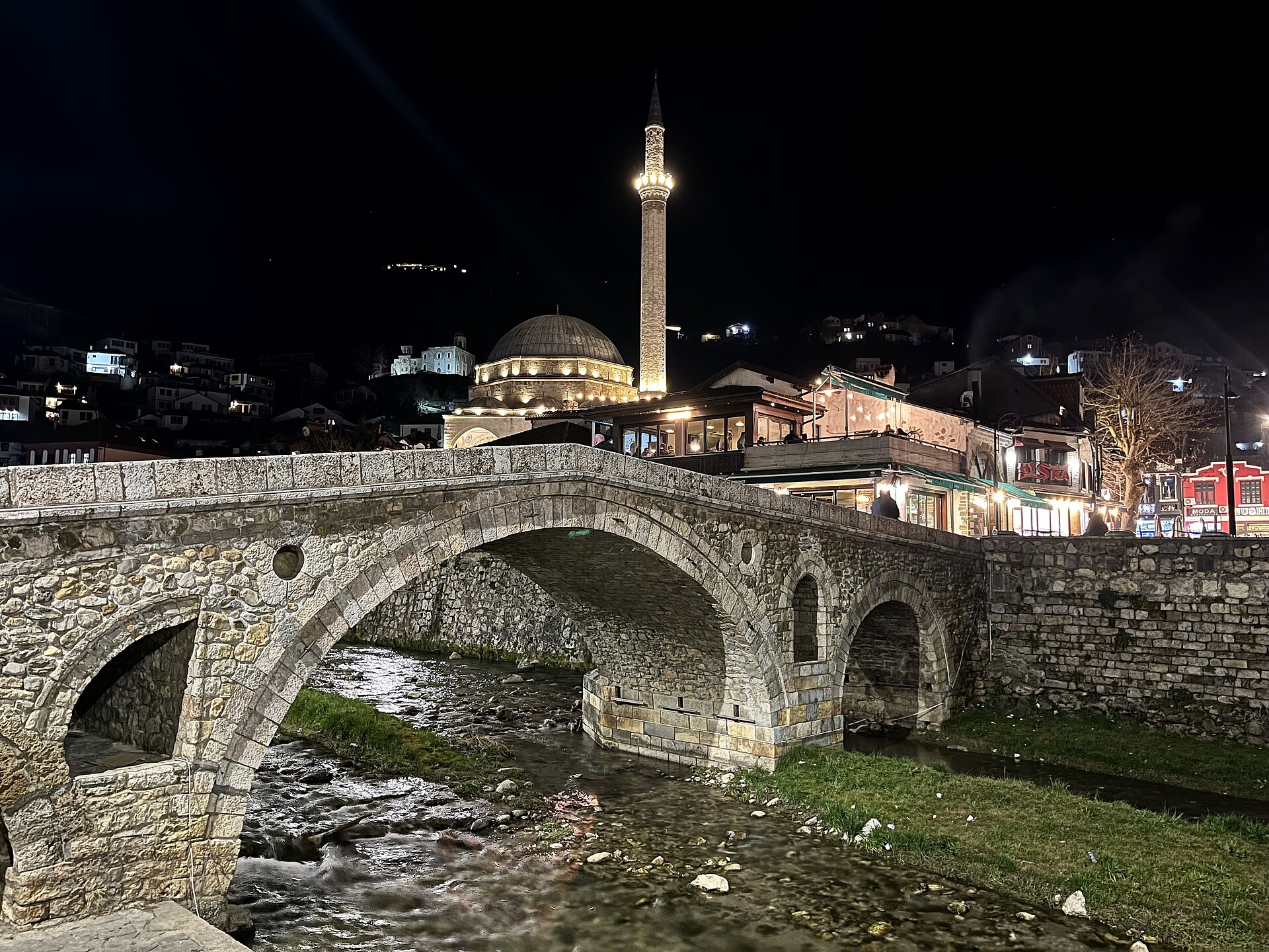 Prizreni, Kosovë, natën me qytetin e vjetër të ndriçuar