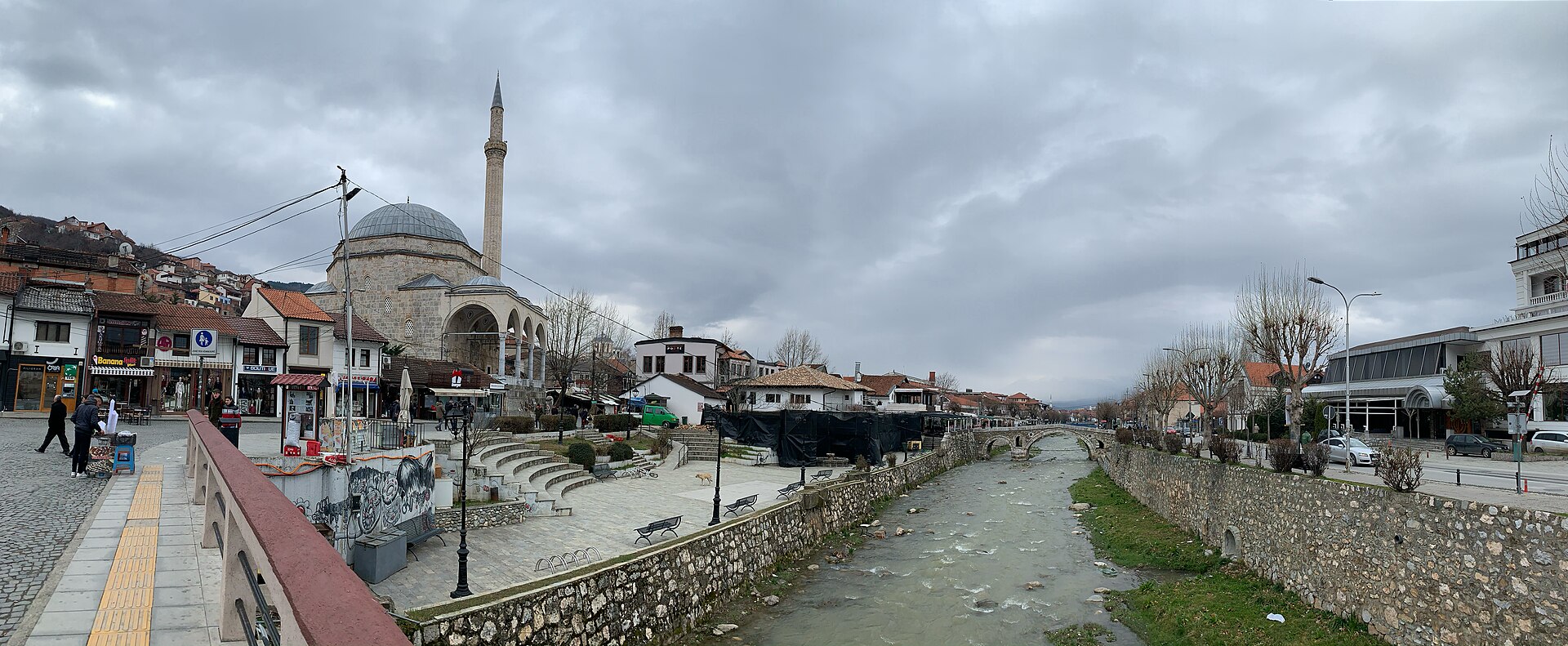 Pamje e gjerë e Prizrenit, Kosovë, me Xhaminë e Sinan Pashës dhe urën e vjetër të gurit mbi lumin Lumbardh
