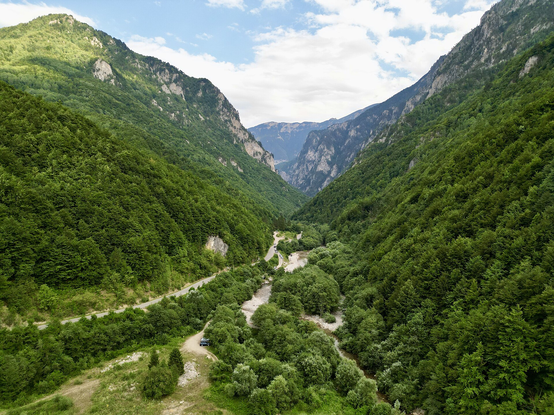 Shpatet e gjelbra të Grykës së Rugovës afër Pejës, Kosovë